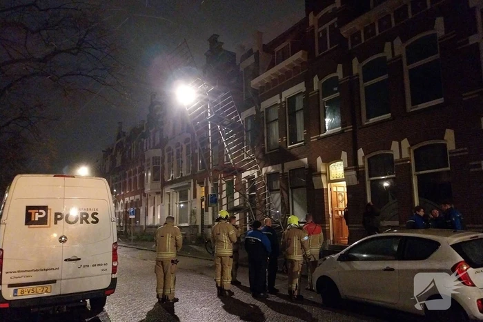Steiger waait omver en blijft tegen lantaarnpaal hangen