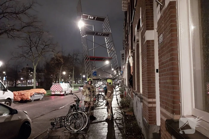 Steiger waait omver en blijft tegen lantaarnpaal hangen