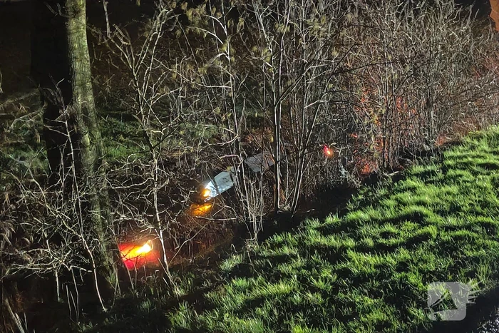 Auto belandt in sloot bij eenzijdig ongeval