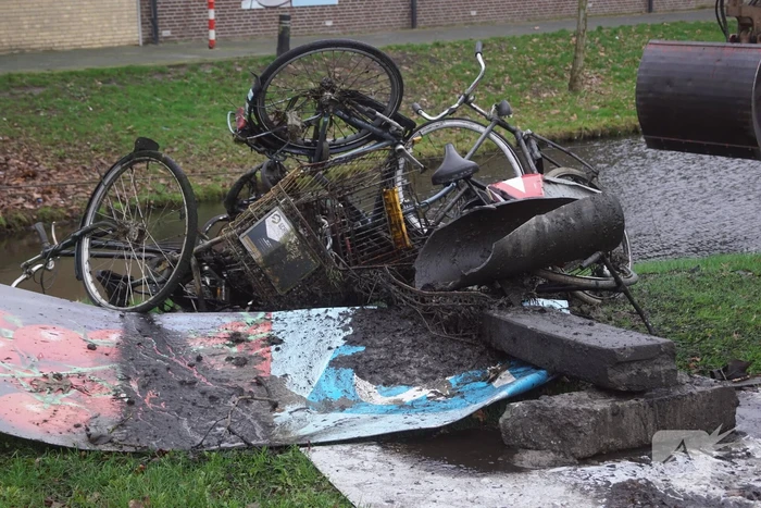Sloot ligt vol met fietsen blijkt tijdens baggerwerkzaamheden
