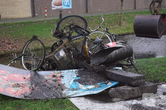 Sloot ligt vol met fietsen blijkt tijdens baggerwerkzaamheden