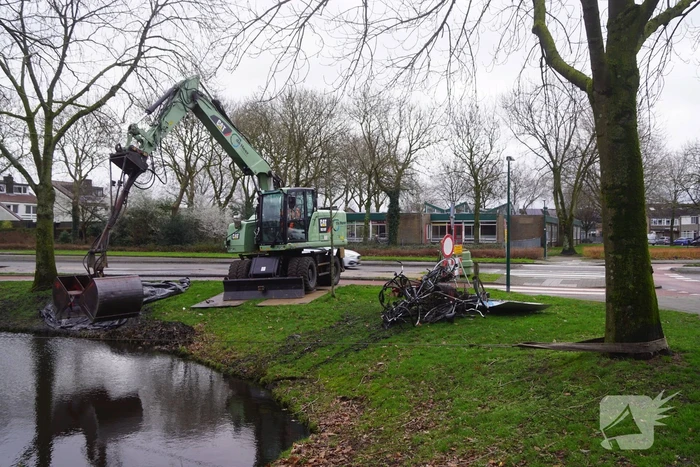 Sloot ligt vol met fietsen blijkt tijdens baggerwerkzaamheden