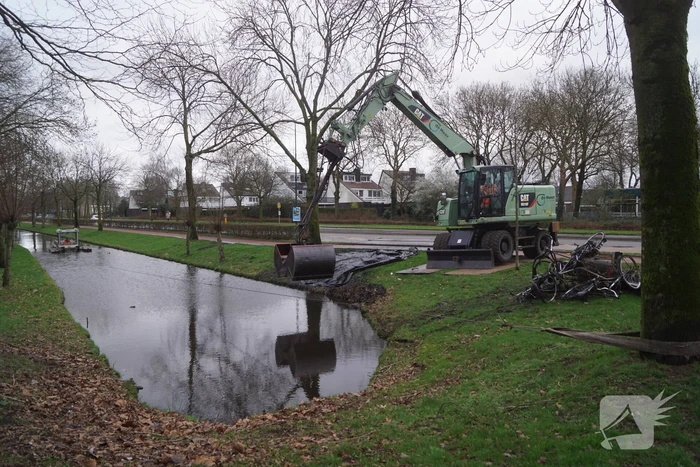 Sloot ligt vol met fietsen blijkt tijdens baggerwerkzaamheden