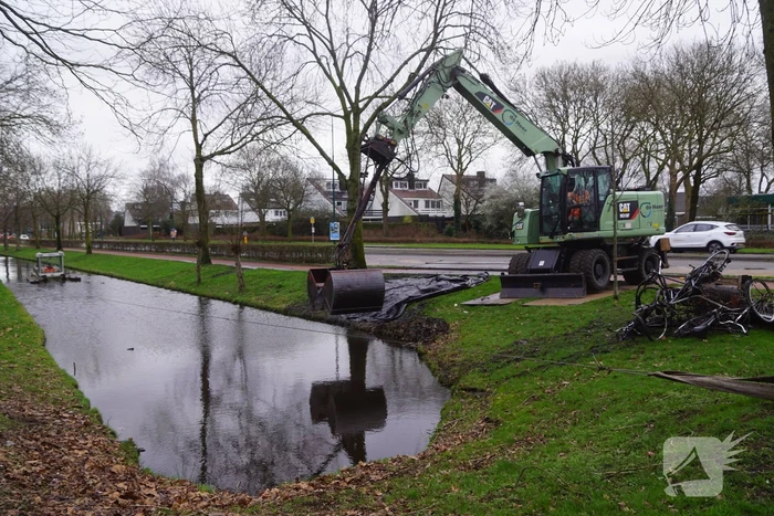 Sloot ligt vol met fietsen blijkt tijdens baggerwerkzaamheden