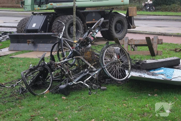 Sloot ligt vol met fietsen blijkt tijdens baggerwerkzaamheden