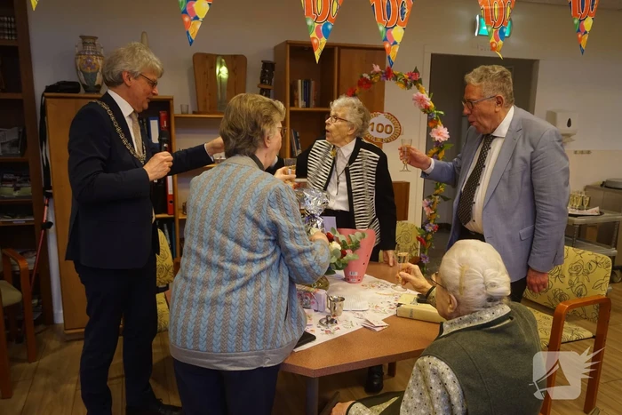 Burgemeester op bezoek bij 100-jarige Zuster Sybilla