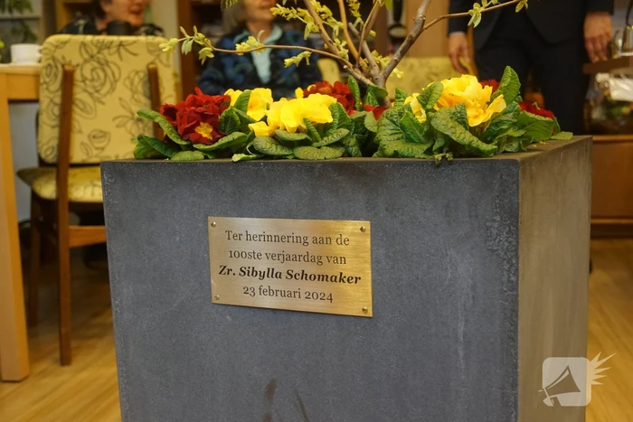 Burgemeester op bezoek bij 100-jarige Zuster Sybilla