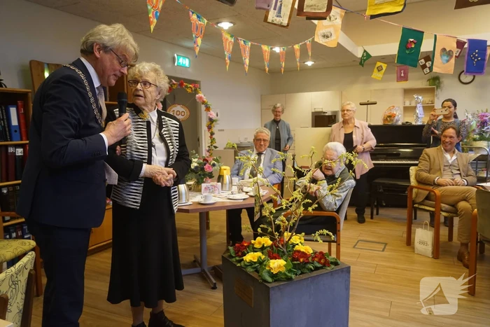 Burgemeester op bezoek bij 100-jarige Zuster Sybilla