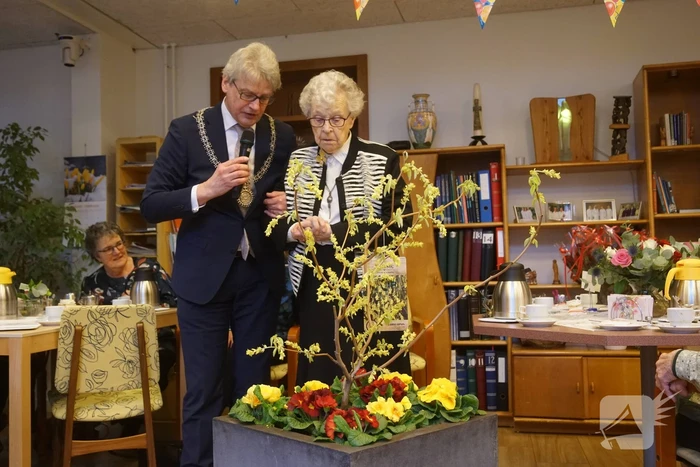 Burgemeester op bezoek bij 100-jarige Zuster Sybilla