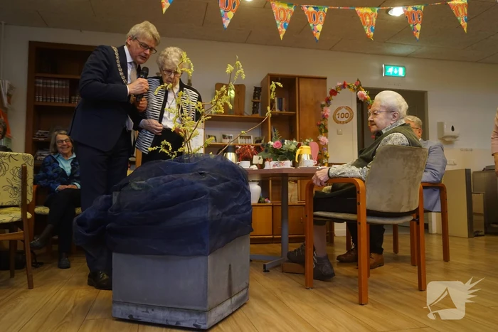 Burgemeester op bezoek bij 100-jarige Zuster Sybilla