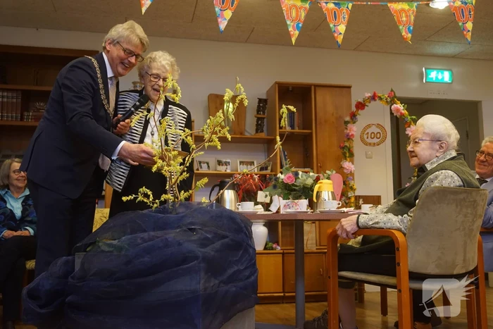 Burgemeester op bezoek bij 100-jarige Zuster Sybilla