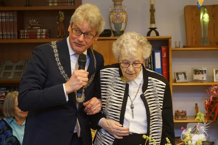Burgemeester op bezoek bij 100-jarige Zuster Sybilla