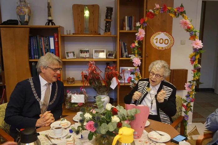 Burgemeester op bezoek bij 100-jarige Zuster Sybilla