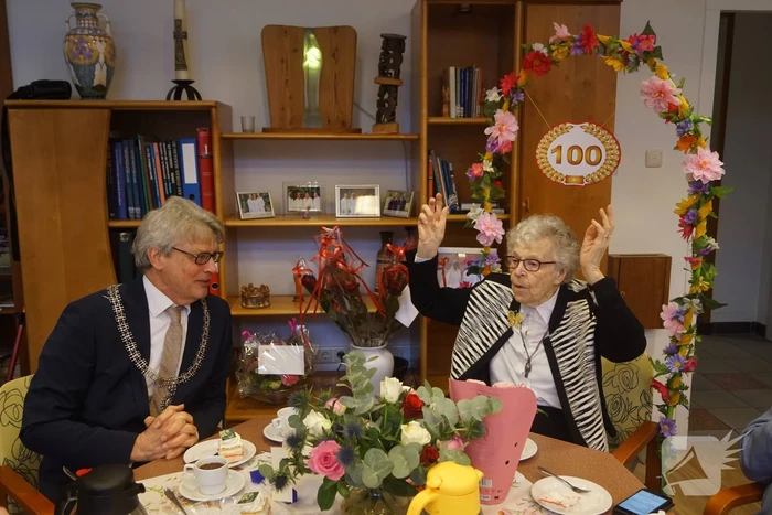 Burgemeester op bezoek bij 100-jarige Zuster Sybilla