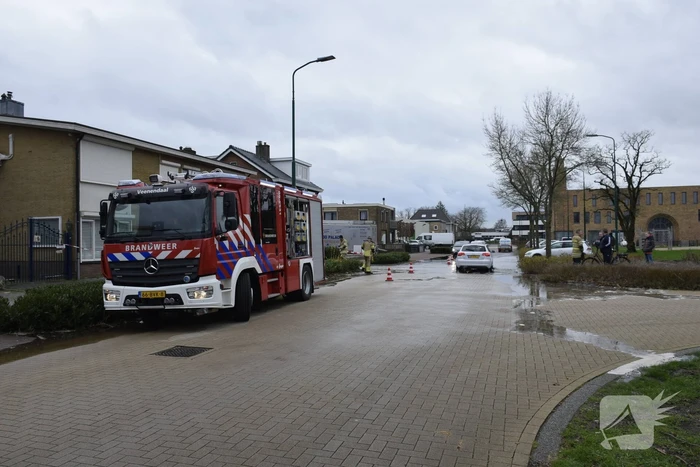 Straat onder water door leidingbreuk