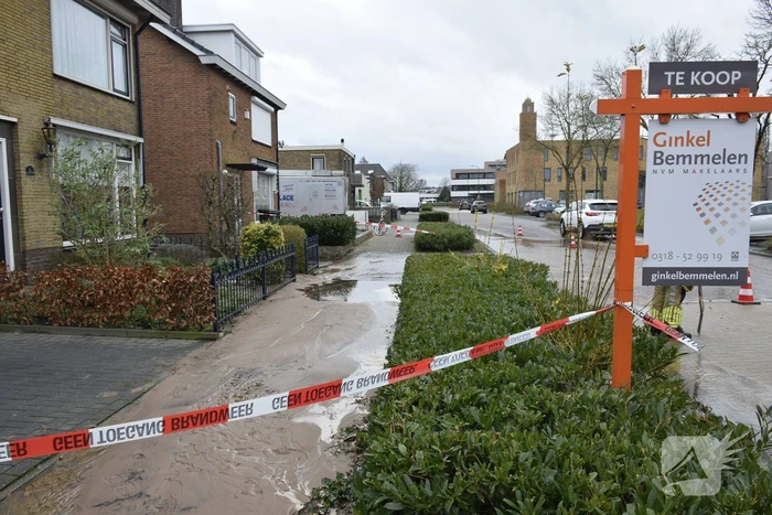 Straat onder water door leidingbreuk