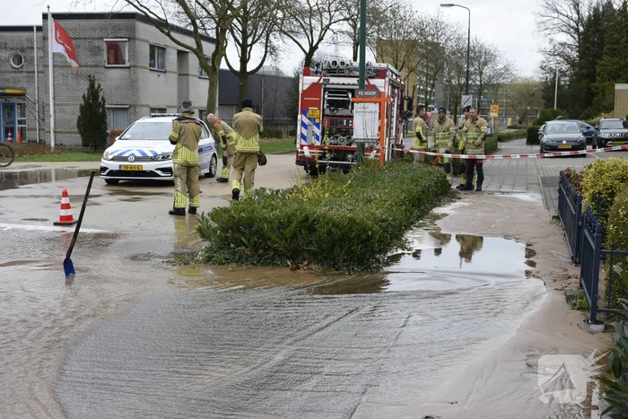 Straat onder water door leidingbreuk