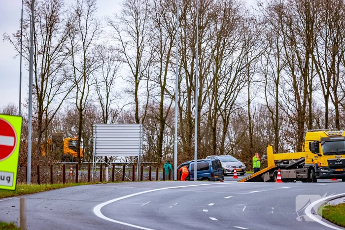 Auto op zijn kant op afrit van snelweg