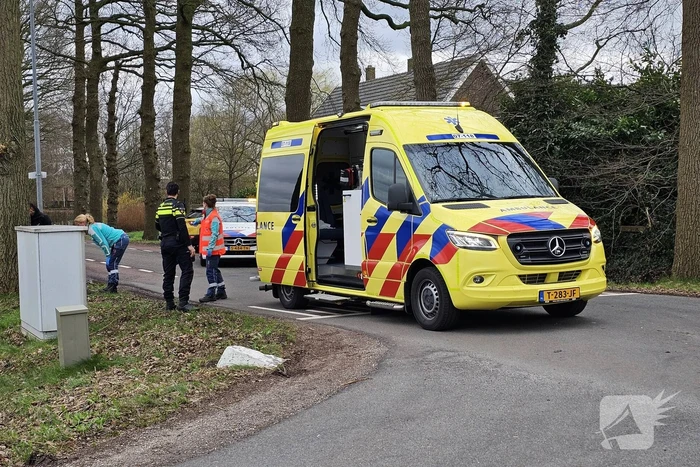 Motorrijder klapt tegen auto op kruising
