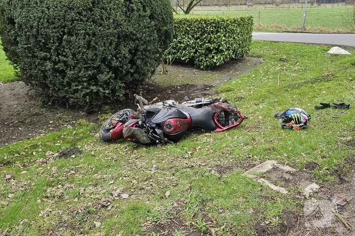 Motorrijder klapt tegen auto op kruising