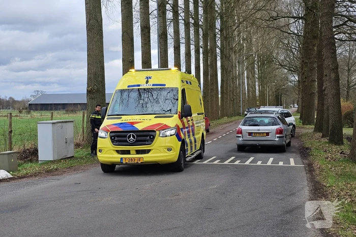 Motorrijder klapt tegen auto op kruising