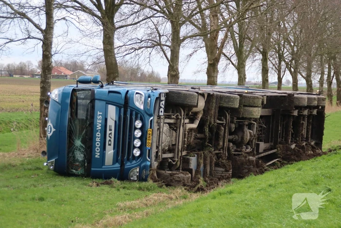 Vrachtwagen met GFT afval gekanteld