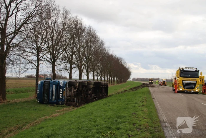 Vrachtwagen met GFT afval gekanteld