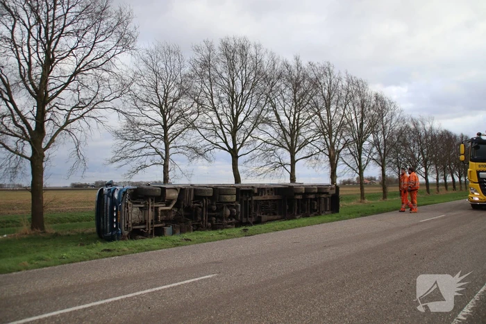 Vrachtwagen met GFT afval gekanteld