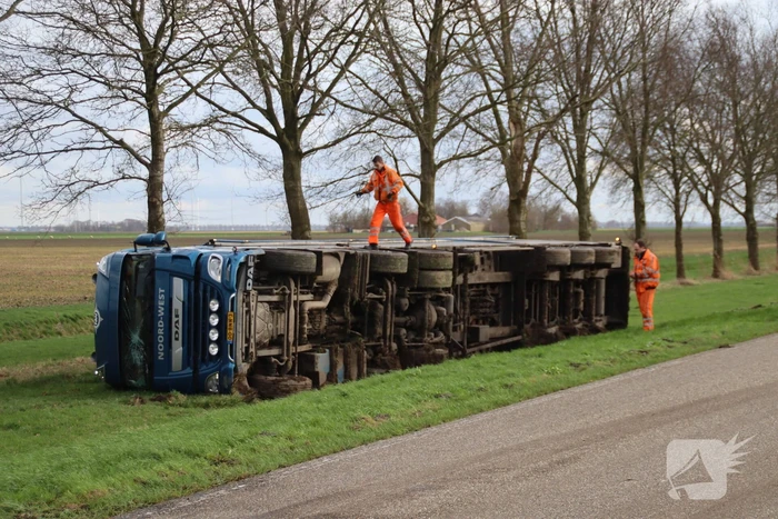 Vrachtwagen met GFT afval gekanteld