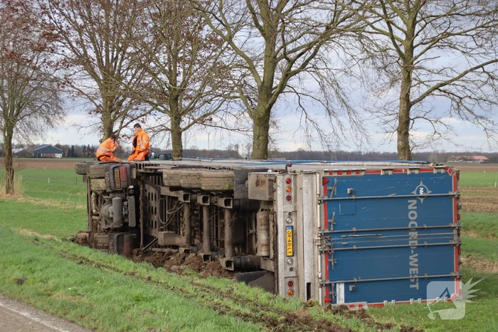 Vrachtwagen met GFT afval gekanteld