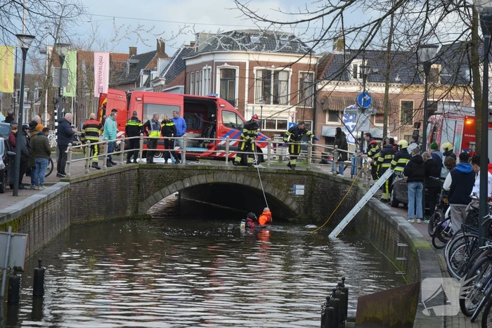 Grote inzet van hulpdiensten door speelgoed auto in het water