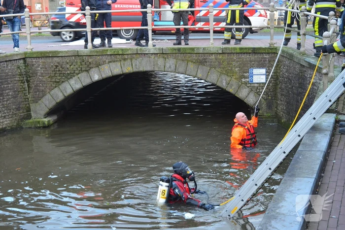 Grote inzet van hulpdiensten door speelgoed auto in het water