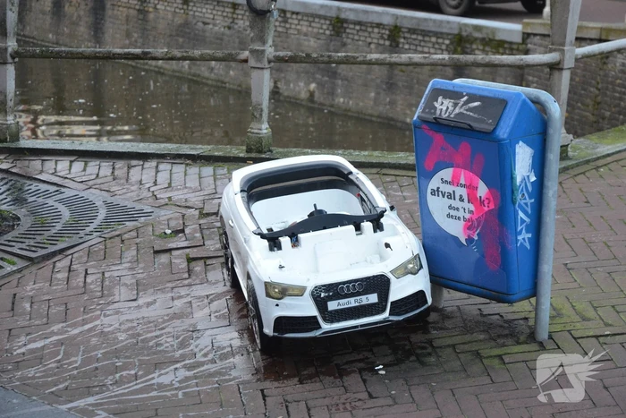 Grote inzet van hulpdiensten door speelgoed auto in het water