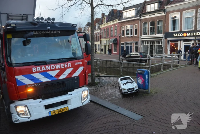Grote inzet van hulpdiensten door speelgoed auto in het water