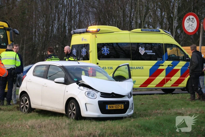 Automobilist gewond bij botsing met vrachtwagen