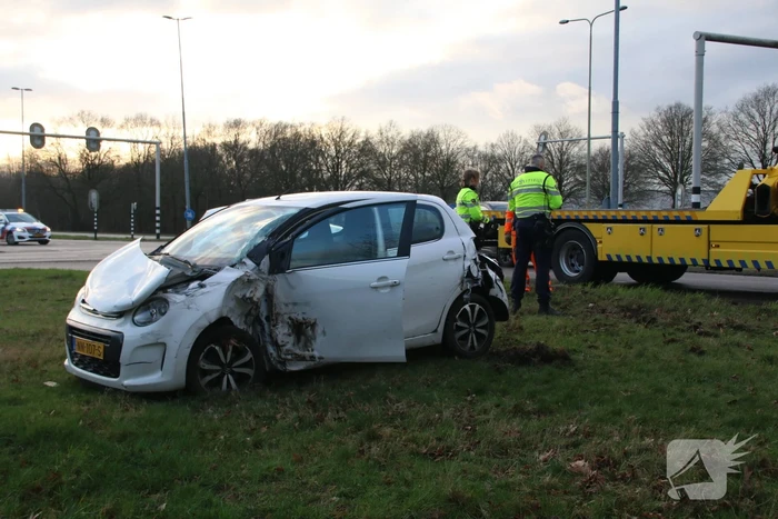 Automobilist gewond bij botsing met vrachtwagen
