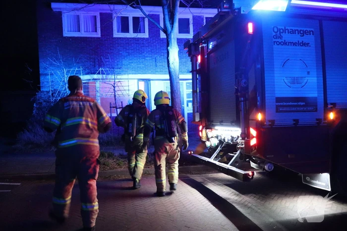 Rook in woning door smeulend hout op kachel