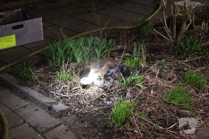 Rook in woning door smeulend hout op kachel
