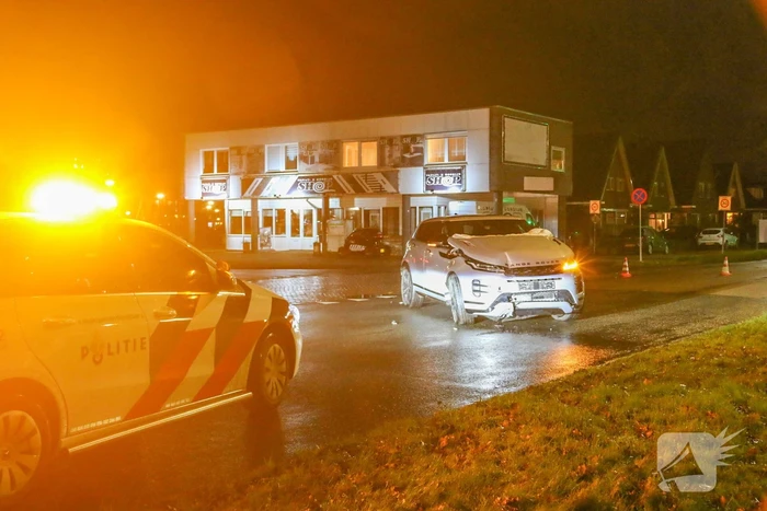 Range Rover zwaar beschadigd bij eenzijdig ongeval