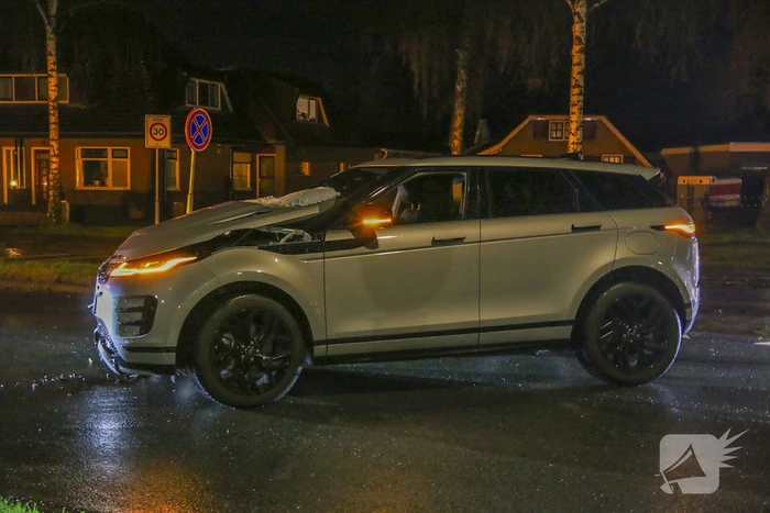 Range Rover zwaar beschadigd bij eenzijdig ongeval