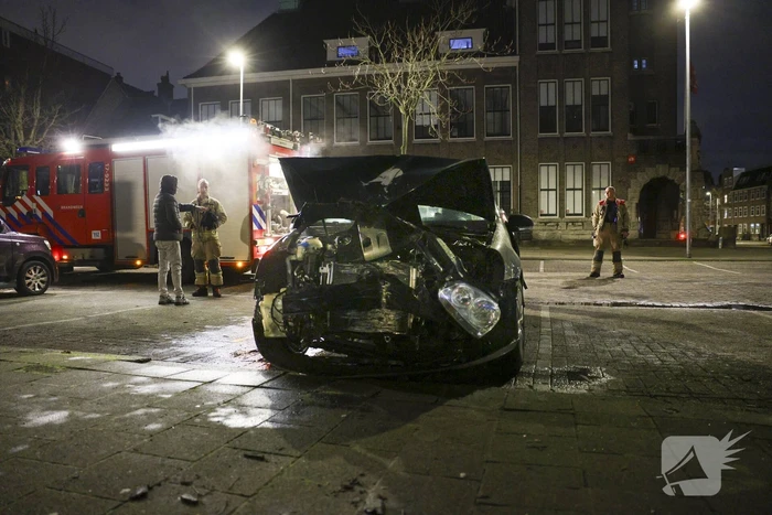 Geparkeerde auto vat vlam na eerder ongeval