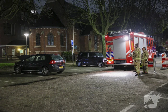 Geparkeerde auto vat vlam na eerder ongeval