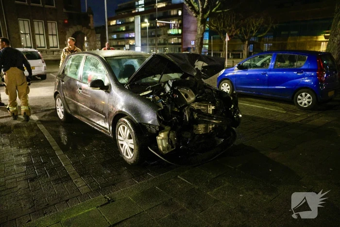 Geparkeerde auto vat vlam na eerder ongeval