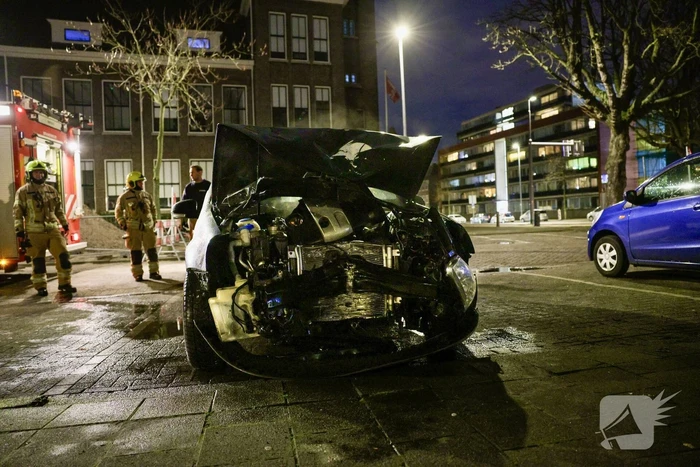 Geparkeerde auto vat vlam na eerder ongeval