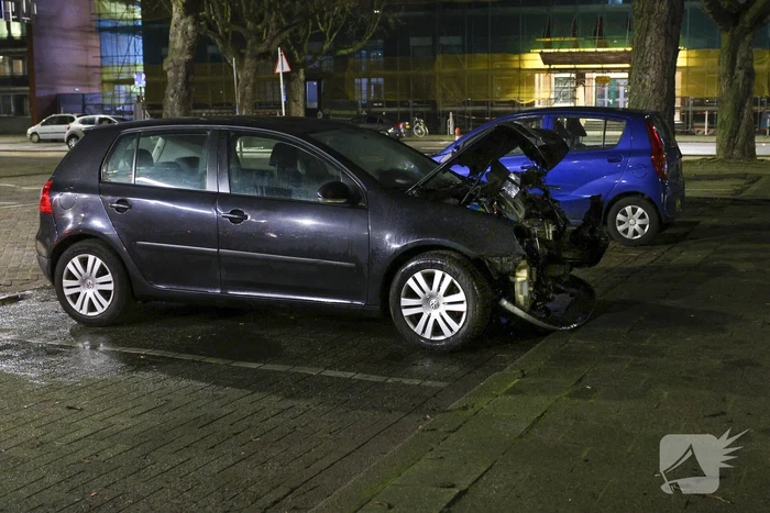 Geparkeerde auto vat vlam na eerder ongeval