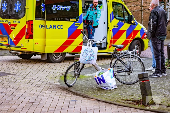 Auto en fietser botsen