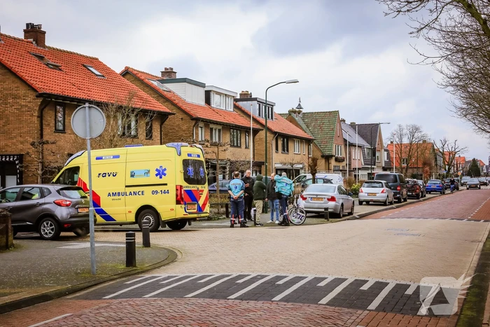 Auto en fietser botsen