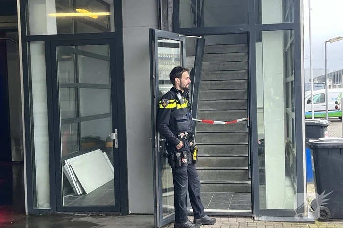 Grondstoffen voor de drugsproductie aangetroffen in bedrijfspand