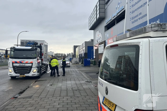 Grondstoffen voor de drugsproductie aangetroffen in bedrijfspand