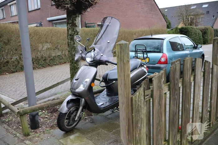 Scooterrijder geschept door afslaande automobilist